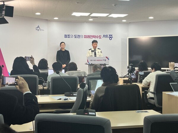 박태원 세종소방본부장이 22일 세종특별자치시청 브리핑룸에서 '2026년도 세종소방본부 주요 업무계획'을 발표하고 있다. (사진 세종특별자치시 제공)