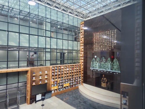 세종특별자치시청 4층 '한글사랑 세종책문화센터' 전경 (사진 송지민 기자)