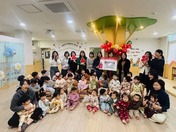 세종특별자치시 나릿재참다운어린이집 원생과 교직원이 행사를 통해 얻은 수익금을 22일 사랑의 열매를 통해 나성동 지역사회협의체에게 기부한 뒤 기념촬영을 하고 있다. (사진 세종특별자치시 제공)