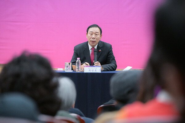 22일 세종특별자치시 조치원읍 행복누림터에서 열린 '2026 새해 맞이 시민과의 대화' 두 번째 자리에서 최민호 세종특별자치시장이 발언하고 있다. (사진 세종특별자치시 제공)