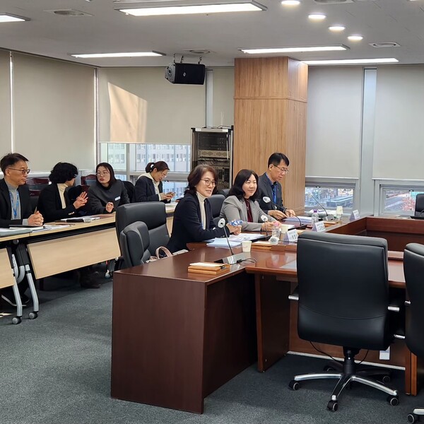 구연희 세종특별자치시 부교육감과 이주희 시교육청 행정국장·박영신 시교육청 정책국장 등 시교육청 주요 간부들이 23일 세종특별자치시의회 의정실에서 열린 세종특별자치시교육청과의 의정간담회에 앞서 토의하고 있다. (사진 송지민 기자)