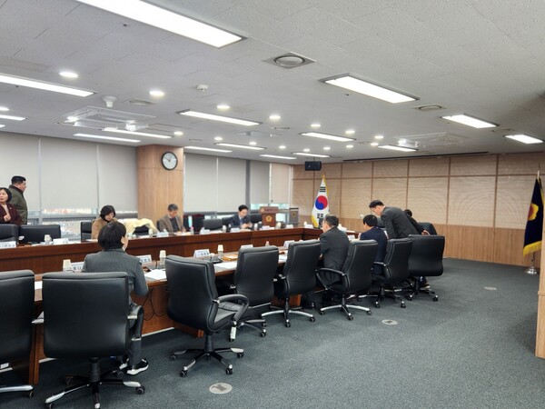 23일 세종특별차시시의회와 세종특별자치시 교육청의 의정 간담회에 참여한 시의원들이 간담회 장소인 시의회 의정실에 입장하고 있다. (사진 송지민 기자)