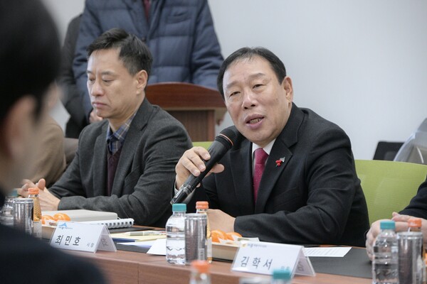 최민호 세종특별자치시장이 22일 전의일반산업단지에서 열린 ‘찾아가는 산업단지 현장 소통 간담회’에서 발언하고 있다. (사진 세종특별자치시 제공)