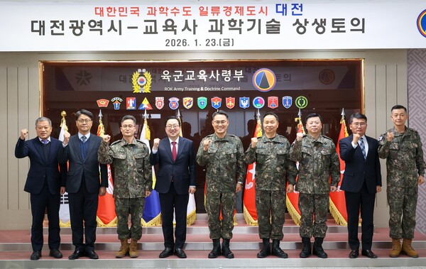 육군교육사령부 격려 방문 모습/사진제공=대전시청