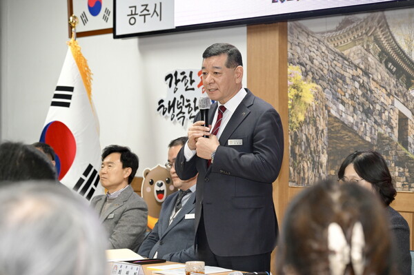 최원철 공주시장이 지난 27일 웅진동 행정복지센터에서 시민과의 대화를 하고 있다.사진제공=공주시