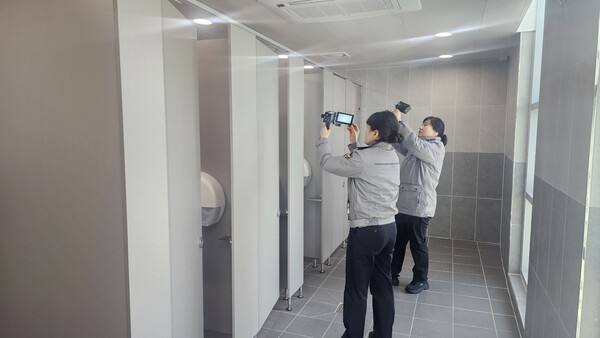 세종남부경찰서 경찰관들이 탐지 장비를 이용해 세종시교육청평생교육원 화장실에 불법촬영 장비가 설치돼 있는지 여부를 점검하고 있다./사진제공=세종시교육청