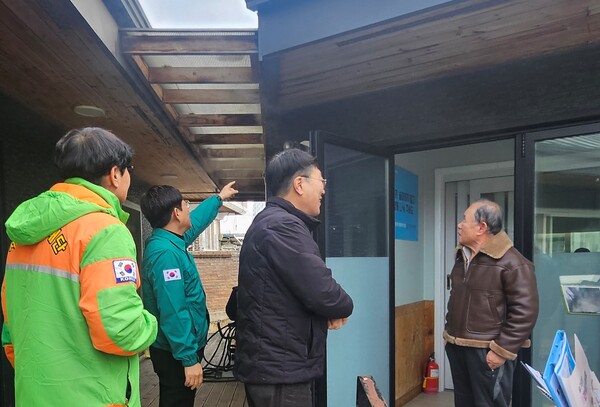 4일 안전점검의 날을 맞아 조치원읍자율방재단과 읍 직원 등이 경로당 10곳을 점검 하고 있다./사진제공=세종시