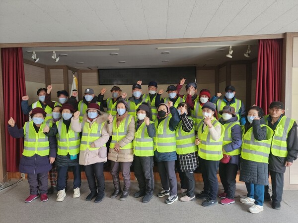 흥덕구는 노인 일자리 참여자에게 마스크를 배부했다./사진=청주시 흥덕구 제공