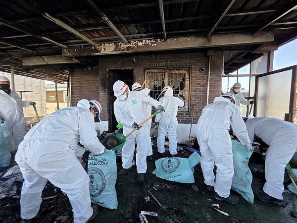 대전서부소방서와 의용소방대 대장․대원 등 50여명이 복구 지원활동을 하는 모습/사진=대전서부소방서 제공