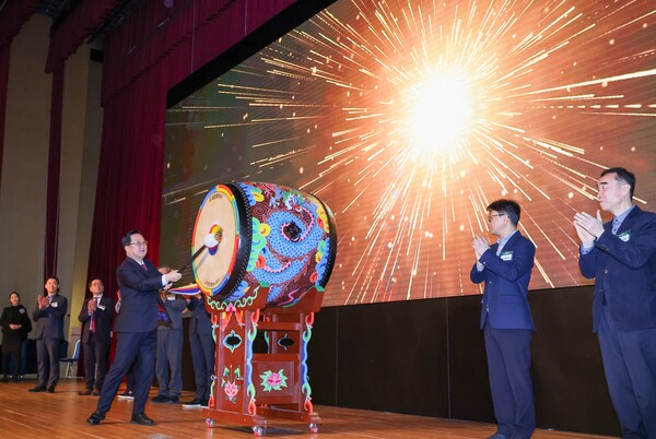 2026년 대전시 기업지원사업 통합설명회 ‘대전상장기업지수’ 선포식에서, 이장우 대전시장이 타북 세레모니를 하는 모습/사진=대전시 제공<br>