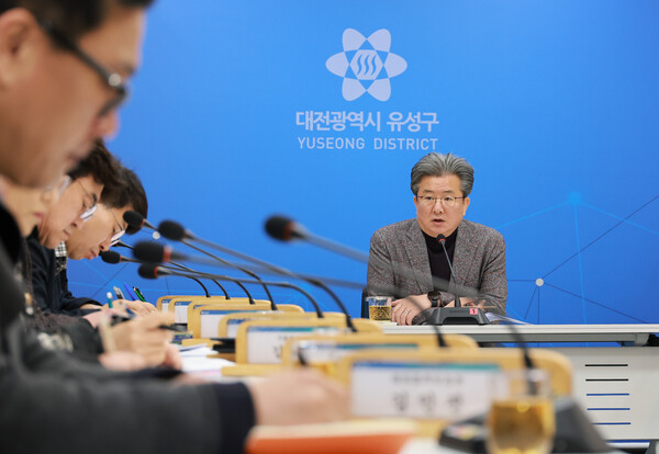 정용래 유성구청장이 9일 주간간부회의에서 행정통합 진행 상황 등을 설명하고 있다./사진=대전 유성구 제공