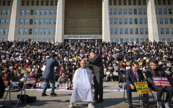 국회의사당 앞에서 삭발하는 김진태 강원지사와 강원도민들(사진 강원도)