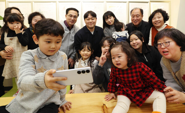 가오동 새터말 정말센터에서 신인동 7남매 가족 새해맞이 소통간담회 모습/사진=대전시 동구 제공