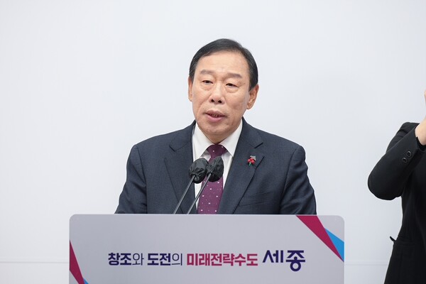 최민호 세종시장이 4일, 시청 정음실에서 시정 4기 성과 보고를 하고 있다./사진제공=세종시청