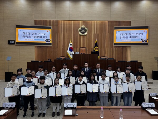 제3대 세종시 청소년의회 위촉식 개최 기념촬영 모습/사진=세종특별자치시 제공