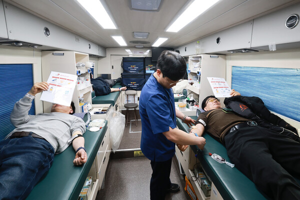 13일 유성구청 직원들이 혈액 수급 안정화를 위해 헌혈에 동참하고 있다./사진=대전 유성구 제공