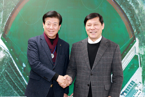 왼쪽부터 박범인 금산군수, 허구연 한국야구위원회(KBO) 총재/사진=금산군 제공