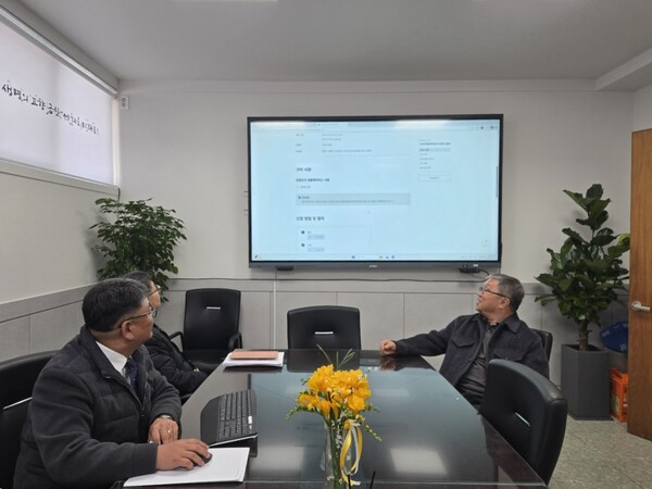 이기영 금산읍장이 관내 장례식장 관계자와 장례식장의 민원24 이용 방법을 논의하고 있다.