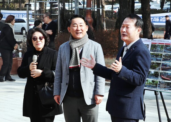 서철모 서구청장이 보라매공원 목재특화사업 브리핑을 듣고 있다./사진=대전 서구 제공