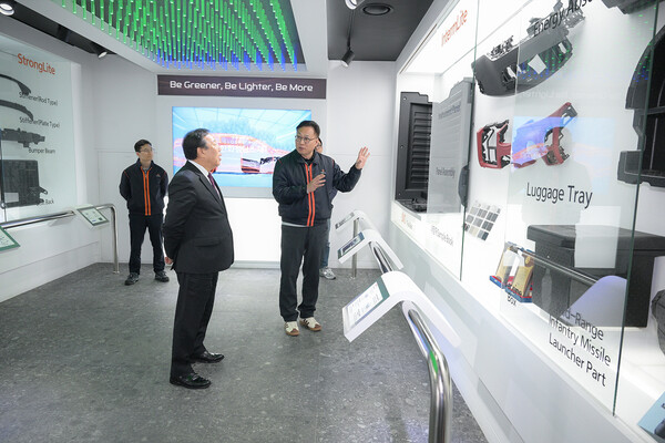 최민호 세종시장이 한화첨단소재 생산 제품 전시관 등 산단 입주기업 시설을 살피고 있다./사진=세종시 제공<br>