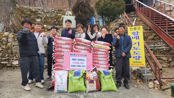 금산군 복수면에 위치한 수은사가 복수면에 백미 250만 원 상당을 기증한 뒤 기념촬영을 하고 있다. (사진 금산군 제공)