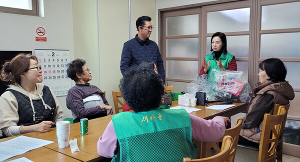 23일 공주시 의당면 덕학리에서 실시된 '찾아가는 자원 순환 교육'에 참여한 참석자들이 교육에 임하고 있다. (사진 공주시 제공)