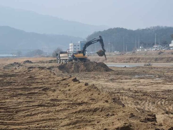 하천 퇴적토 제거공사 장면 (사진 청주시 제공)