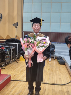 황인호 전 동구청장이 문화유산경영학(관광축제 문화유산경영학 전공) 박사학위를 받고 웃는 모습