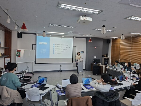 세종특별자치시교육청이 실시한 교직원 인공지능 데이터 역량강화 연수에 참여한 참석자들이 연수에 임하고 있다. (사진 세종특별자치시교육청 제공)