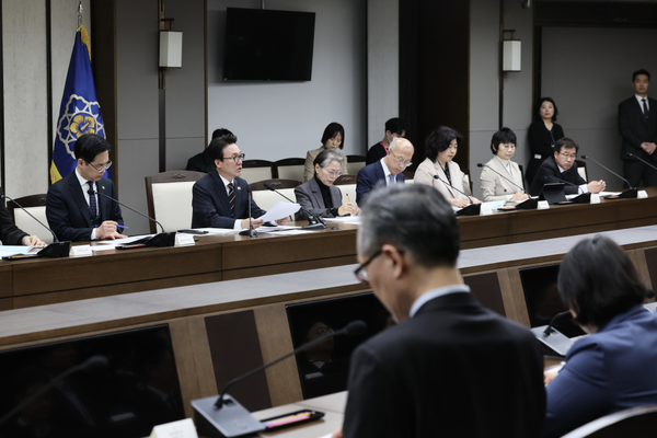 25일 정부세종청사에서 개최된 제31차 세종시지원위원회에 참석한 위원들이 회의에 임하고 있다. (사진 국무총리실 누리집 갈무리)