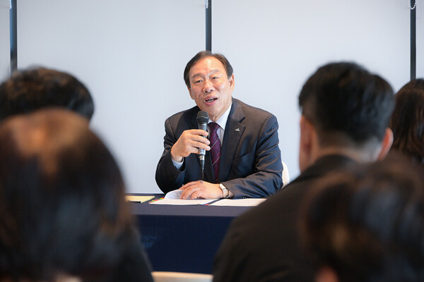 25일 최민호 세종특별자치시장이 산울동 주민들의 동 현안에 대한 질의에 답하고 있다. (사진 세종특별자치시 제공)