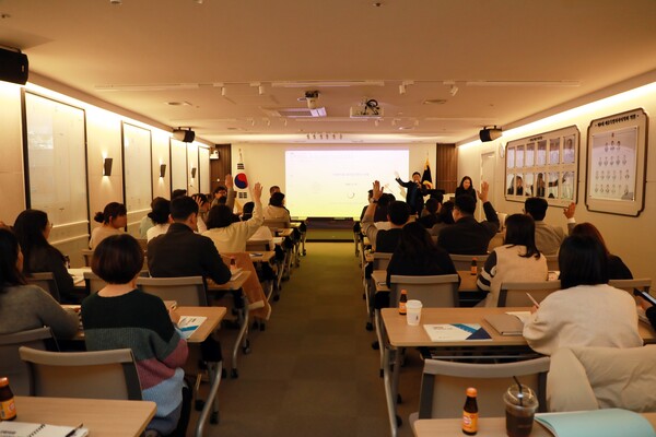 25일 세종특별자치시의회 대회의실에서 열린 '2026년 제1차 자체법제교육'에 참여한 참석자들이 교육에 임하고 있다. (사진 세종특별자치시의회 제공)