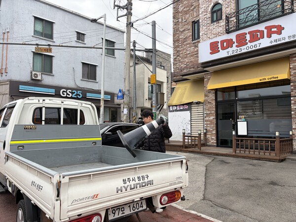 학교 주변 통학로에 있는 라바콘을 철거 하고 있다./사진=청주시 제공